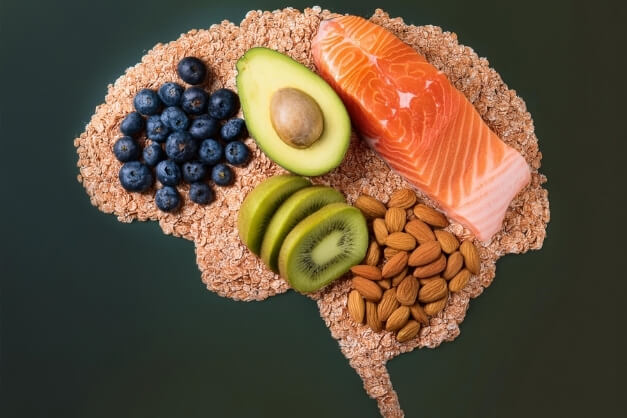 Visual of brain-shaped food layout symbolising the gut-brain connection and its role in headaches and migraines.